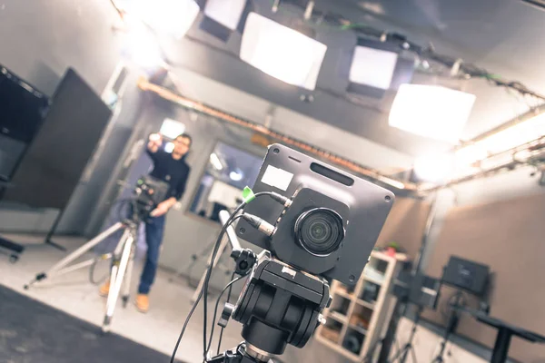 Objectif Une Caméra Film Dans Studio Télédiffusion Projecteurs Équipements Caméraman — Photo