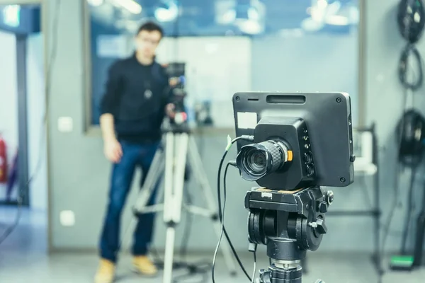 Cámara Cine Trípode Estudio Radiodifusión Televisión Camarógrafo Fondo Borroso — Foto de Stock