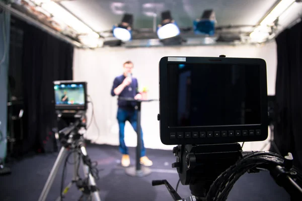 Férfi Újságíró Egy Televíziós Stúdióban Beszél Egy Mikrofonba Filmkamerák — Stock Fotó