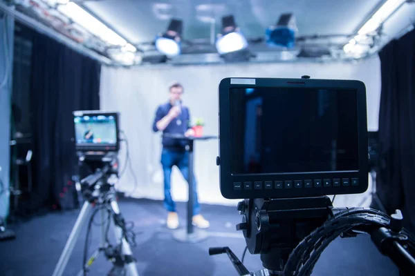 Man Journalist Een Televisie Studio Praat Een Microfoon Filmcamera — Stockfoto