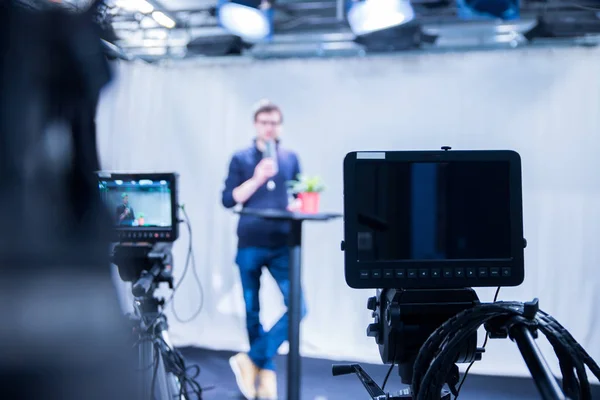 Periodista Masculino Estudio Televisión Habla Micrófono Cámaras Cine — Foto de Stock