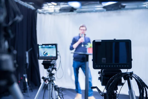 Male Journalist Television Studio Talks Microphone Film Cameras — Stock Photo, Image