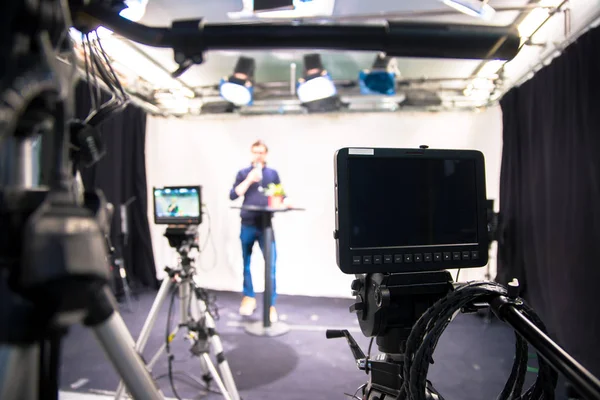 Mężczyzna Dziennikarz Telewizja Studio Rozmawia Mikrofon Filmowy Kamery — Zdjęcie stockowe