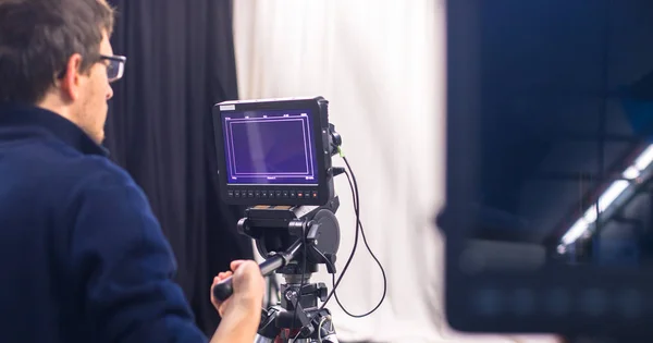 Homem Cameraman Está Operando Uma Câmera Filme Estúdio Televisão — Fotografia de Stock