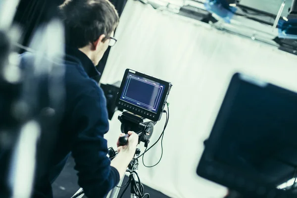 Homem Cameraman Está Operando Uma Câmera Filme Estúdio Televisão — Fotografia de Stock