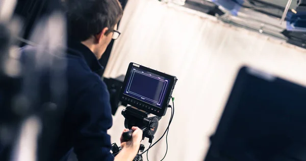 Hombre Camarógrafo Está Operando Una Cámara Cine Estudio Televisión — Foto de Stock