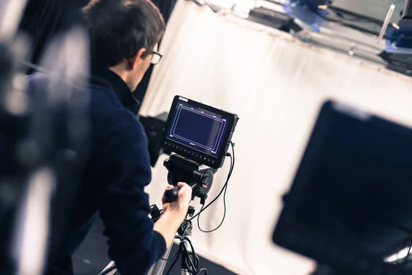 Homem Cameraman Está Operando Uma Câmera Filme Estúdio Televisão — Fotografia de Stock
