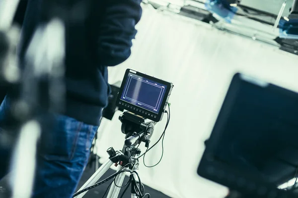 Homem Cameraman Está Operando Uma Câmera Filme Estúdio Televisão — Fotografia de Stock