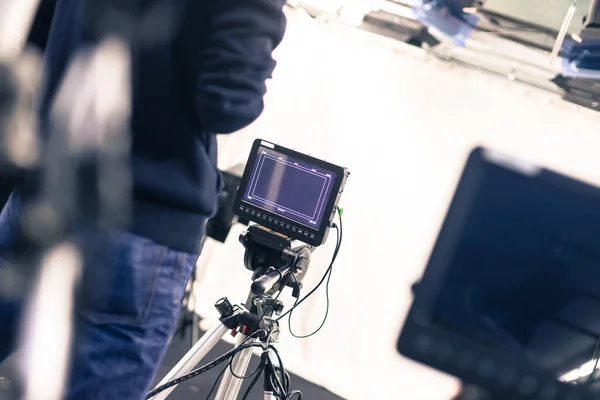 Homem Cameraman Está Operando Uma Câmera Filme Estúdio Televisão — Fotografia de Stock