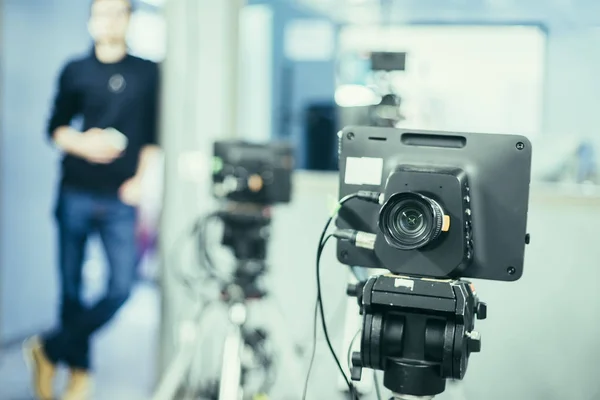 Objectif Une Caméra Film Dans Studio Télédiffusion Projecteurs Équipements Réalisateur — Photo