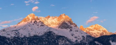 Pastoral manzara ile akşam güneşin, Alpler, Avusturya karlı dağlar