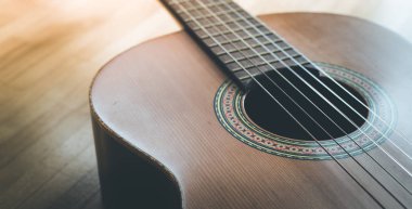 Kesikli bir klasik gitar corpus ve dizeleri, portre