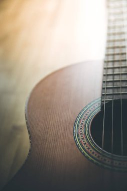 Kesikli bir klasik gitar corpus ve dizeleri, portre