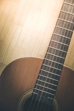 Kesikli bir klasik gitar corpus ve dizeleri, portre