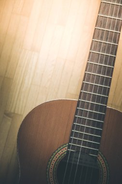 Kesikli bir klasik gitar corpus ve dizeleri, portre