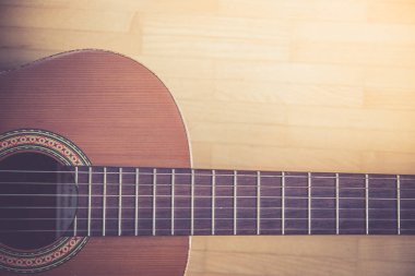 Kesikli bir klasik gitar corpus ve dizeleri, portre