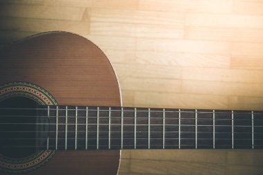 Kesikli bir klasik gitar corpus ve dizeleri, portre