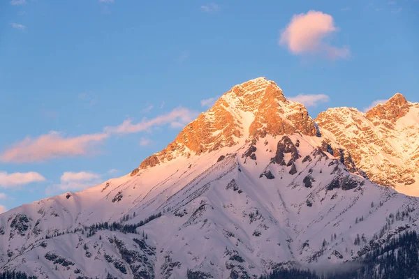 オーストリア アルプス 夕日に雪に覆われた山と牧歌的な風景 — ストック写真