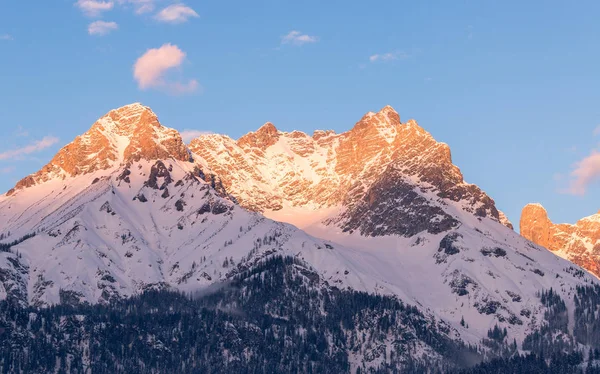 オーストリア アルプス 夕日に雪に覆われた山と牧歌的な風景 — ストック写真