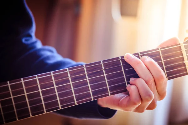 Музикант Грає Класичній Гітарі Руках Дошці Пальцях — стокове фото