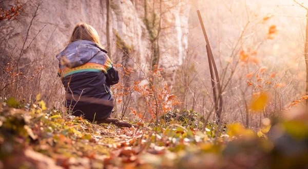 Mladá Dívka Mountain View Krásné Scenérie Západu Podzim — Stock fotografie