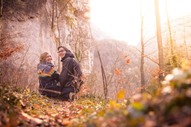 Seven çift sahiptir dağ manzaralı, gün batımı, sonbahar ile güzel sahne