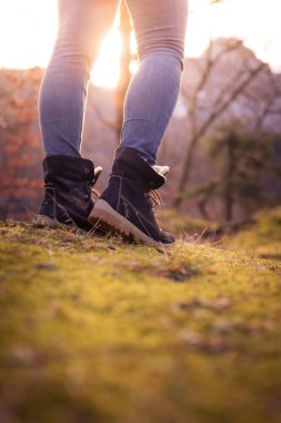 Bir genç kadın, kesme, açık havada içinde timberland, sonbahar bot