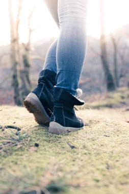 Bir genç kadın, kesme, açık havada içinde timberland, sonbahar bot