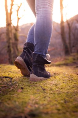 Bir genç kadın, kesme, açık havada içinde timberland, sonbahar bot