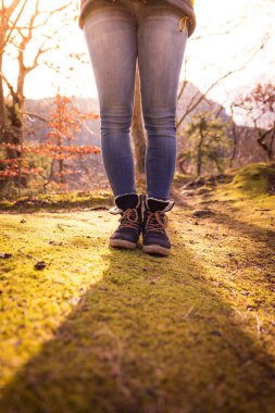 Bir genç kadın, kesme, açık havada içinde timberland, sonbahar bot