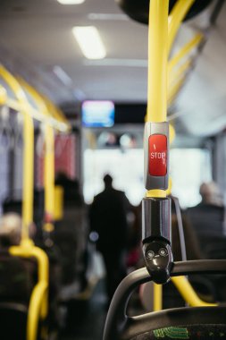 Bir otobüs, toplu taşıma, bulanık durdur düğmesi
