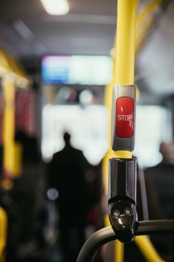 Bir otobüs, toplu taşıma, bulanık durdur düğmesi
