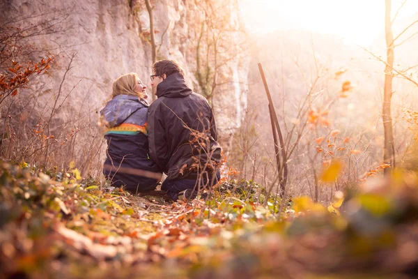 Milující Pár Nachází Mountain View Krásné Scenérie Západu Podzim — Stock fotografie