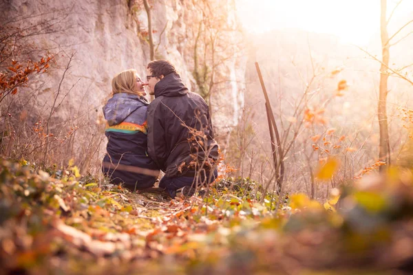 Milující Pár Nachází Mountain View Krásné Scenérie Západu Podzim — Stock fotografie