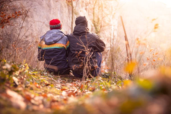 マウンテン ビュー 秋の美しい風景を楽しむカップルを愛する — ストック写真