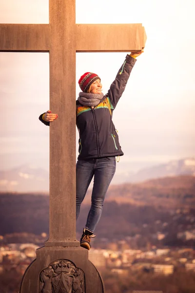 Jong Meisje Staat Trots Gelukkig Een Top Cross Herfst — Stockfoto