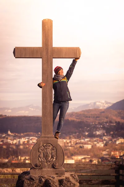 Junges Mädchen Steht Stolz Und Glücklich Auf Einem Gipfelkreuz Herbst — Stockfoto
