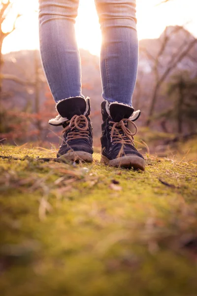 Laarzen Van Een Jonge Vrouw Knipsel Buitenshuis Timberland Herfst — Stockfoto