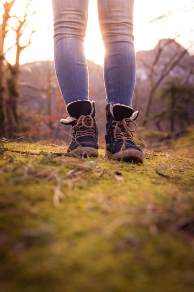 Laarzen Van Een Jonge Vrouw Knipsel Buitenshuis Timberland Herfst — Stockfoto