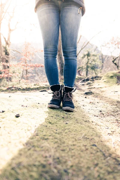 Bir genç kadın, kesme, açık havada içinde timberland, sonbahar bot