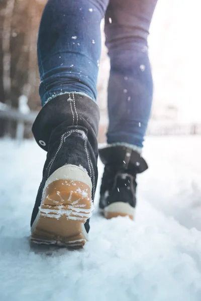 Κορίτσι Μπλε Τζιν Είναι Πεζοπορία Στο Wintertime Πόδια Και Παπούτσια — Φωτογραφία Αρχείου