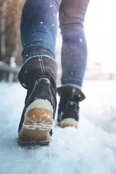 Κορίτσι Μπλε Τζιν Είναι Πεζοπορία Στο Wintertime Πόδια Και Παπούτσια — Φωτογραφία Αρχείου