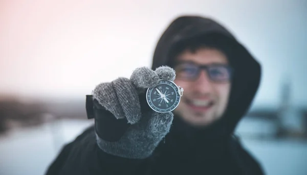 Junger Lächelnder Mann Hält Einen Kompass Die Höhe Winterzeit Handschuhe — Stockfoto