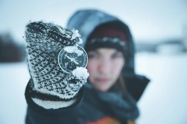 Νεαρή Γυναίκα Κρατά Ψηλά Μια Πυξίδα Χειμώνα Γάντια Και Κουκούλα — Φωτογραφία Αρχείου