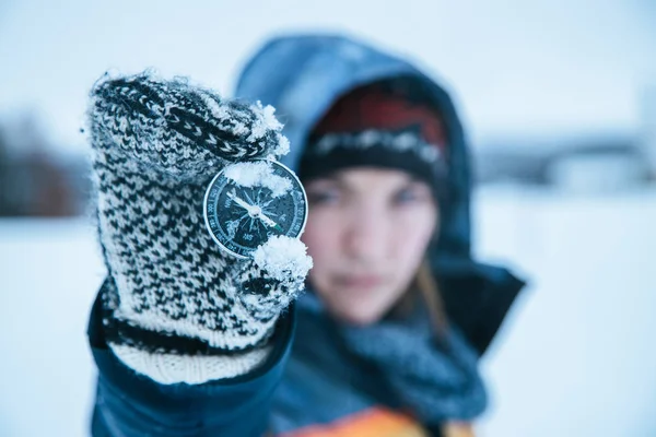 Junge Frau Hält Einen Kompass Hoch Winterzeit Handschuhe Und Kapuze — Stockfoto