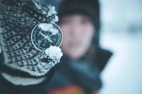 Junge Frau Hält Einen Kompass Hoch Winterzeit Handschuhe Und Kapuze — Stockfoto