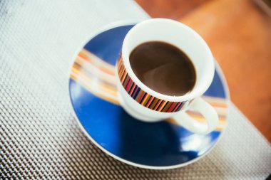 Sevimli küçük İtalyan espresso fincan servis sabah, buğulaması