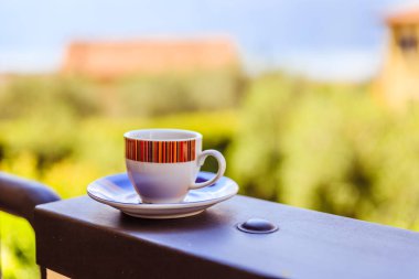 Sevimli küçük İtalyan espresso fincan sabahları balkonda servis.