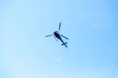 Mavi gökyüzü üzerinde helikopter