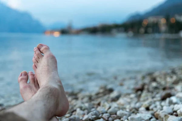 Man Sitting Pebble Beach Enjoying View Lake Lago Garda Evening — Stock Photo, Image